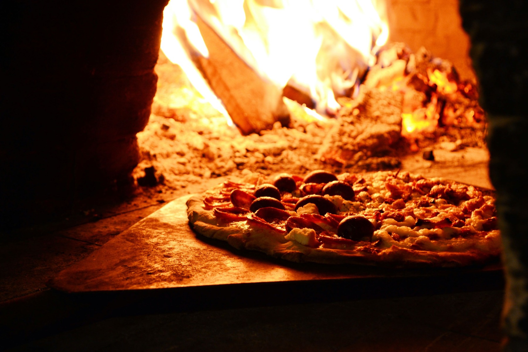 pečenje pizze u peći na drva